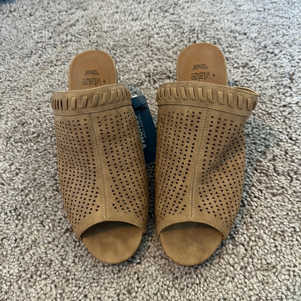 NWT tan heels